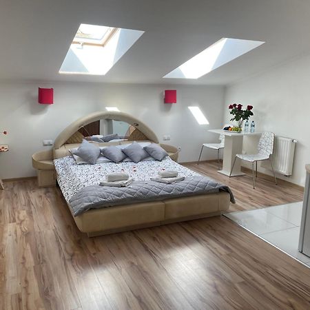 Hotelik Gold Raszyn Bagian luar foto