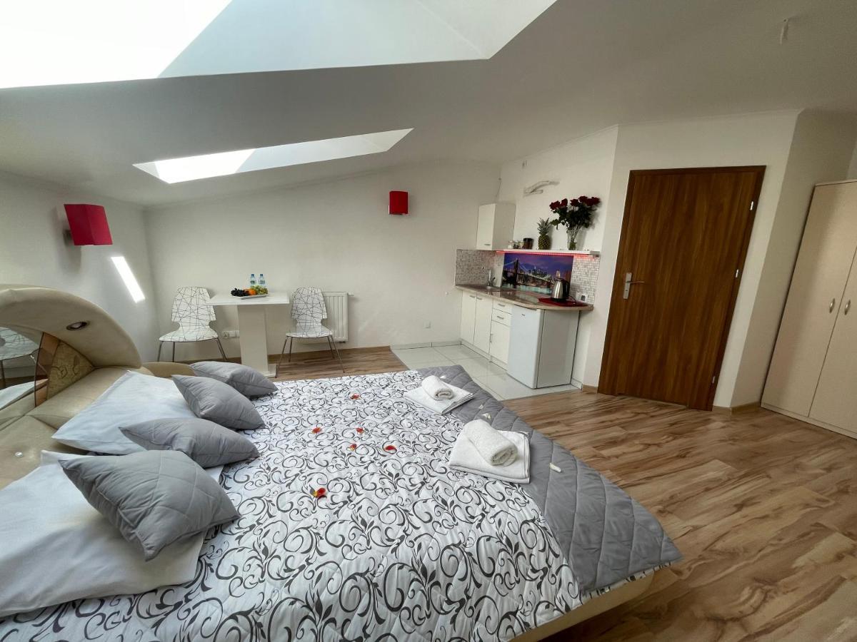 Hotelik Gold Raszyn Bagian luar foto