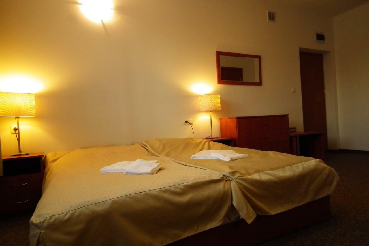 Hotelik Gold Raszyn Bagian luar foto